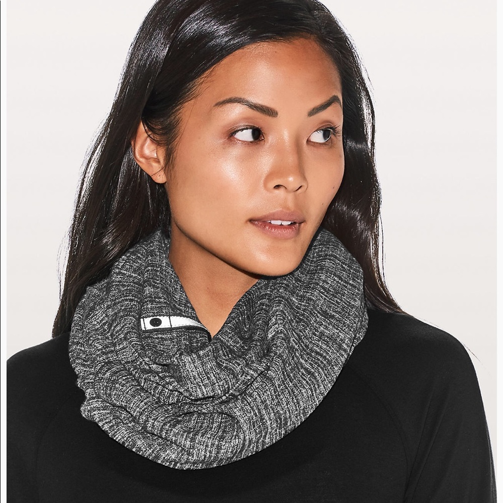 lulu lemon vinyasa wrap/scarf (black)